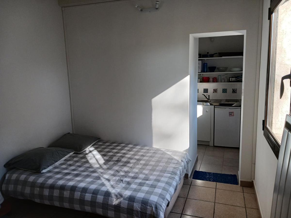 Studio Charmant Et Calme Villeneuve Les Avignon Entree Et Cour Independantes Climatisation Piscine Parking מראה חיצוני תמונה
