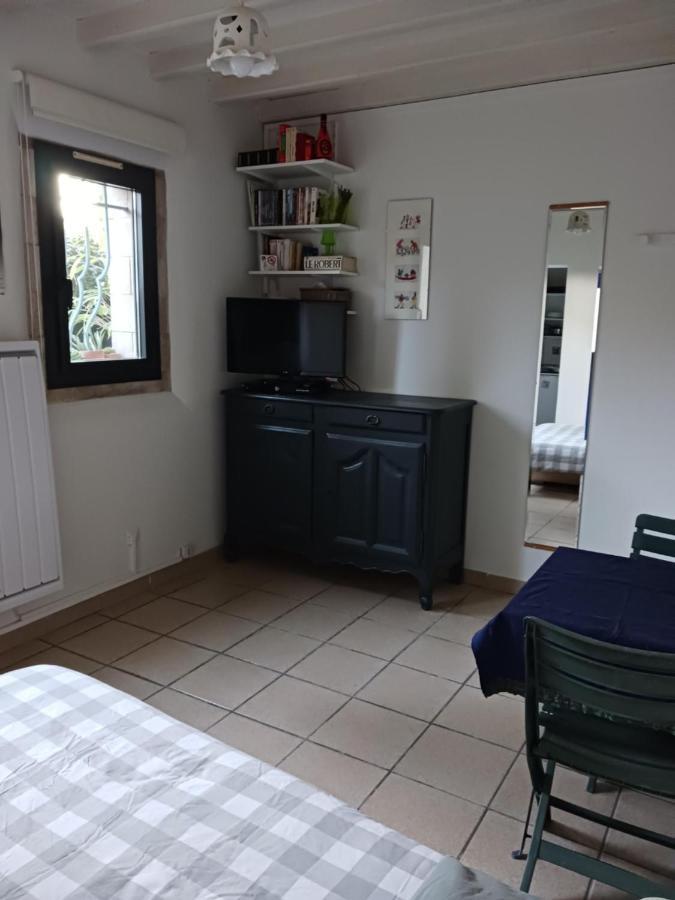 Studio Charmant Et Calme Villeneuve Les Avignon Entree Et Cour Independantes Climatisation Piscine Parking מראה חיצוני תמונה